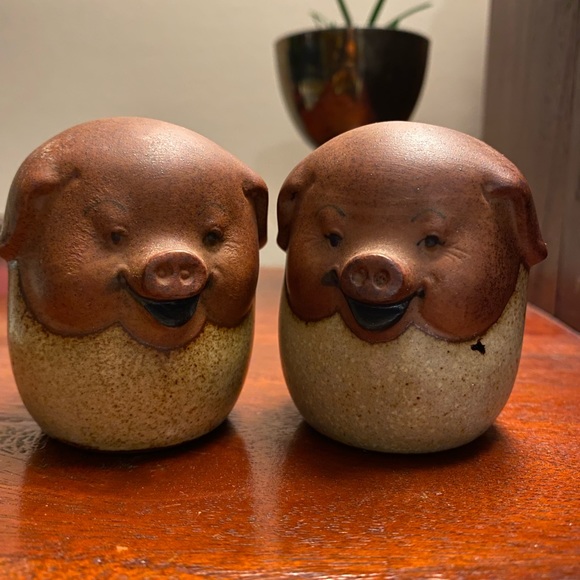 Pristine Salt and Pepper Pigs! Vintage UCTCI Japanese Pottery - Picture 1 of 6